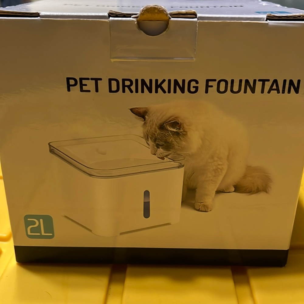 BRAND NEW PET DRINKING 2L FOUNTAIN